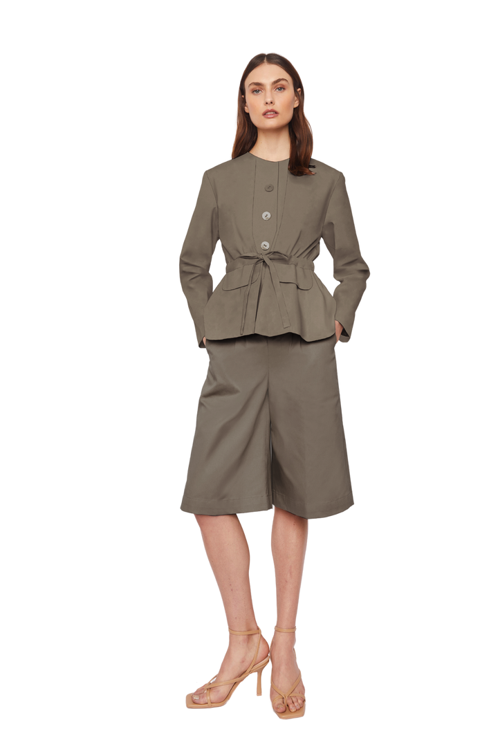 Collarless Jacket with Flap Pockets and Drawstring Waist in Stratton Khaki Solid Organic Cotton Twill - STEF MOUCHIE