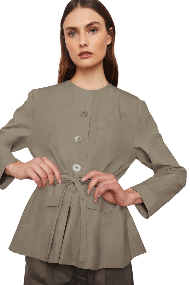 Collarless Jacket with Flap Pockets and Drawstring Waist in Stratton Khaki Solid Organic Cotton Twill - STEF MOUCHIE